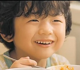 笑着吃东西的韩国小朋友