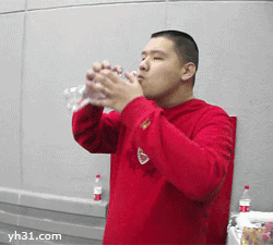 拿着空瓶子喝水的男人