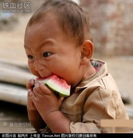 大力吃西瓜的小男孩