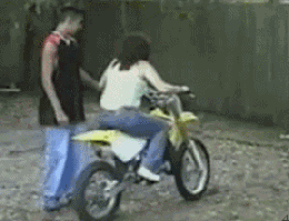 学习开摩托撞墙的女人