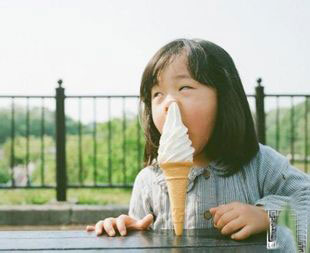 爆笑熊孩子吃冰淇淋