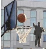 雕像也玩投篮球