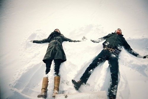 躺在雪地里的情侣
