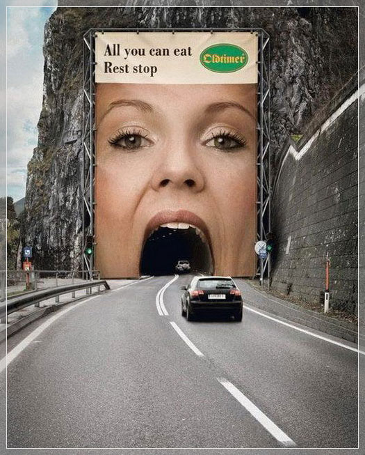隧道口的醒目广告