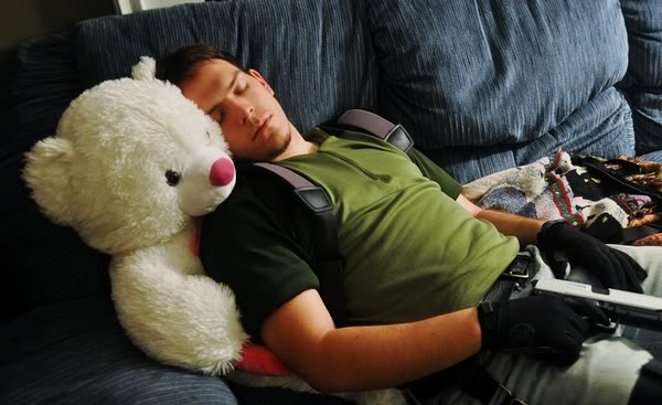 让小熊娃娃抱着睡觉