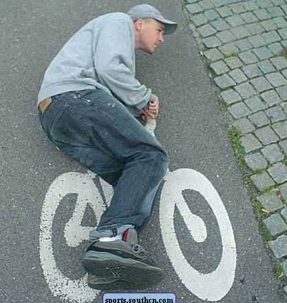 在地上画一辆单车骑