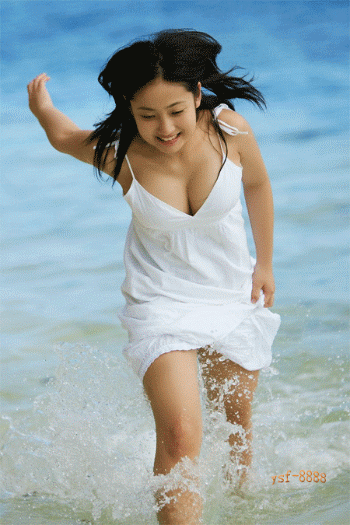 在海滩上玩耍的女孩