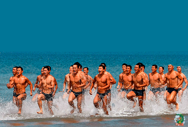 一群猛男在海边做运动