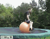 坐在气球上玩跳跃的男孩
