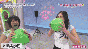 两个女生比赛吹气球