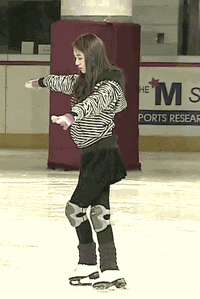 练习滑冰的可爱女孩