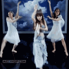 三位跳新疆舞的女人