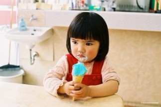 把冰淇淋弄得满嘴都是的小女孩