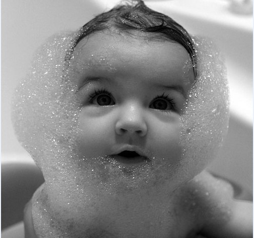 宝宝洗澡，弄得全身都是泡泡
