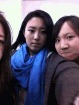三个女人争先恐后在镜头前露脸