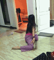 在家练习跳舞的女人